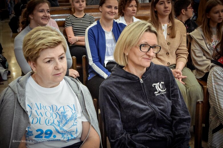  Młodzi na szlaku. Piesza pielgrzymka z Łowicza do Częstochowy krok po kroku 
