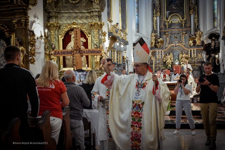  Młodzi na szlaku. Piesza pielgrzymka z Łowicza do Częstochowy krok po kroku 