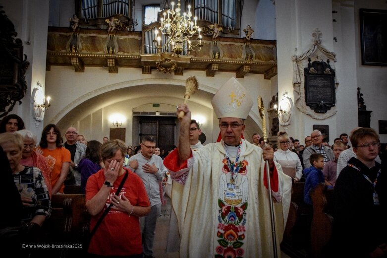  Młodzi na szlaku. Piesza pielgrzymka z Łowicza do Częstochowy krok po kroku 