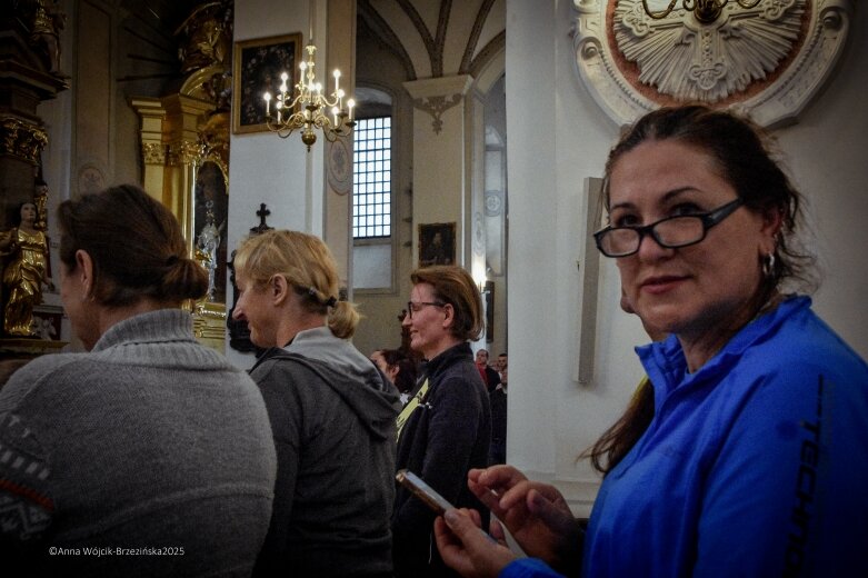  Młodzi na szlaku. Piesza pielgrzymka z Łowicza do Częstochowy krok po kroku 