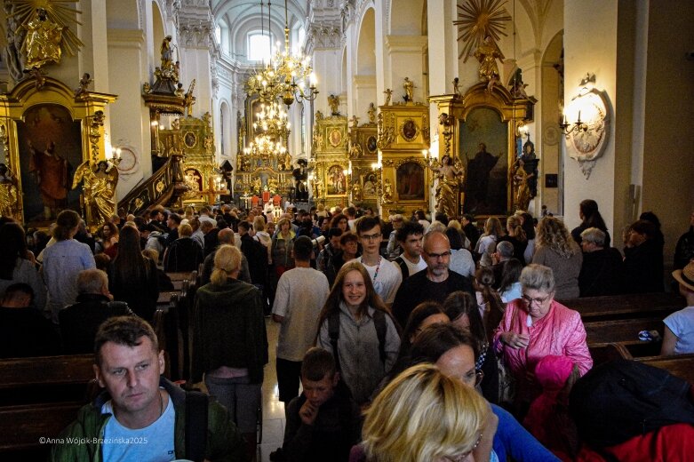 Młodzi na szlaku. Piesza pielgrzymka z Łowicza do Częstochowy krok po kroku 