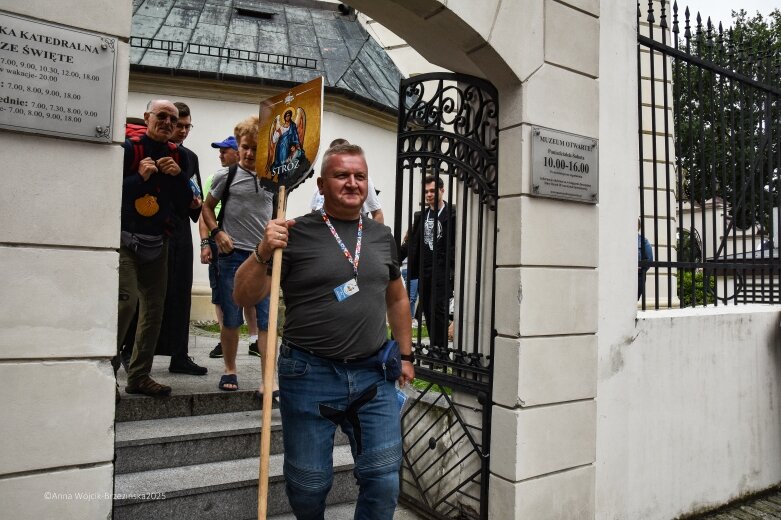  Młodzi na szlaku. Piesza pielgrzymka z Łowicza do Częstochowy krok po kroku 