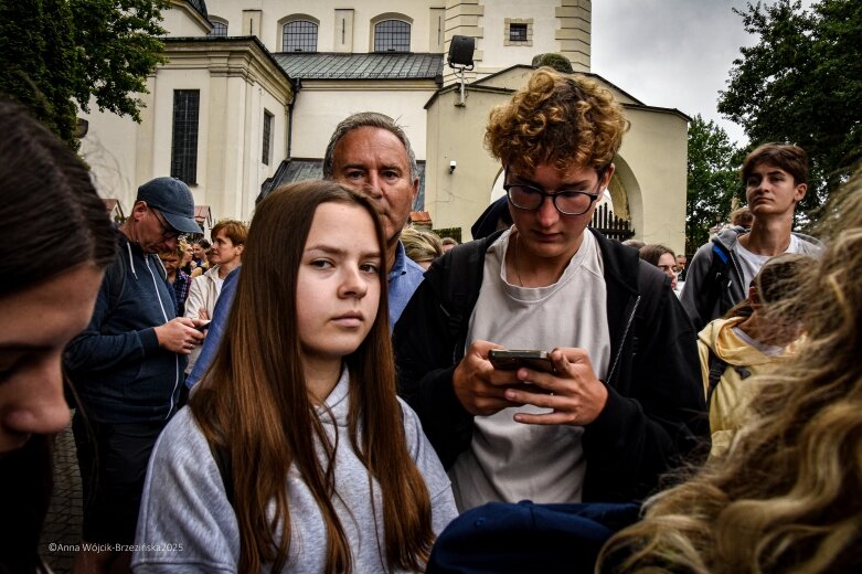  Młodzi na szlaku. Piesza pielgrzymka z Łowicza do Częstochowy krok po kroku 