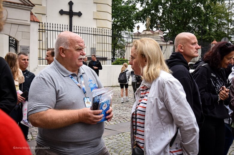  Młodzi na szlaku. Piesza pielgrzymka z Łowicza do Częstochowy krok po kroku 