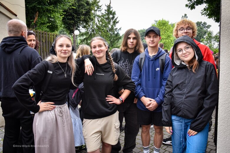  Młodzi na szlaku. Piesza pielgrzymka z Łowicza do Częstochowy krok po kroku 