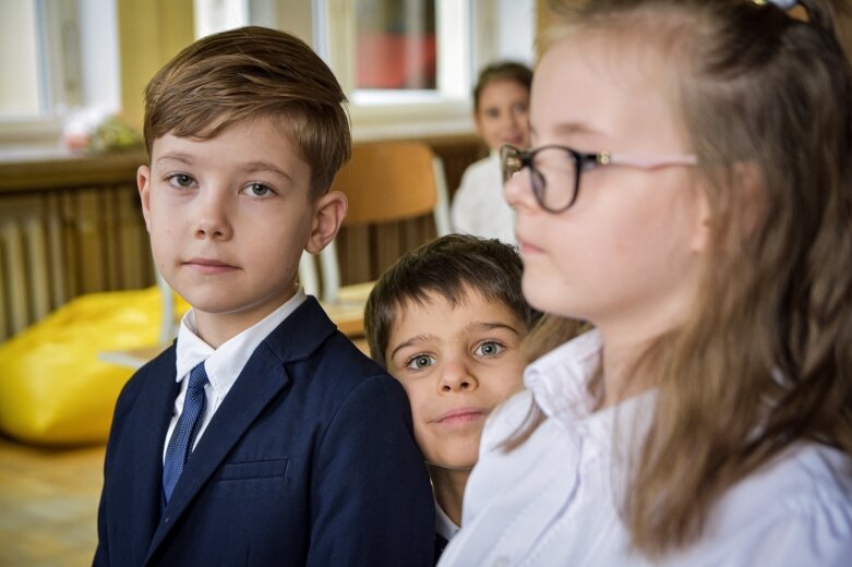 Pasowanie pierwszaków w SP nr 9 w Skierniewicach. Kto bardziej przeżywał ten dzień - dzieci czy rodzice?