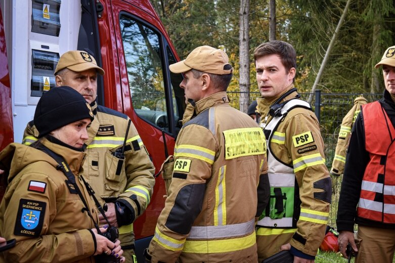 Strażacy z całego regionu ćwiczą w Makowie. 22 zastępy PSP w akcji w lesie Zwierzyniec