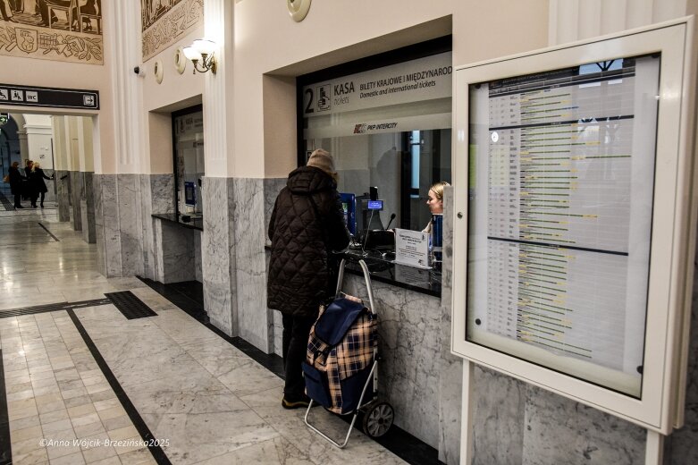  Dworzec kolejowy w Skierniewicach po modernizacji. Inwestycja za ponad 45 mln zł oddana do użytku 