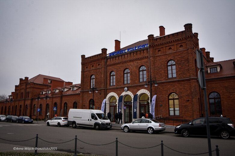  Dworzec kolejowy w Skierniewicach po modernizacji. Inwestycja za ponad 45 mln zł oddana do użytku 