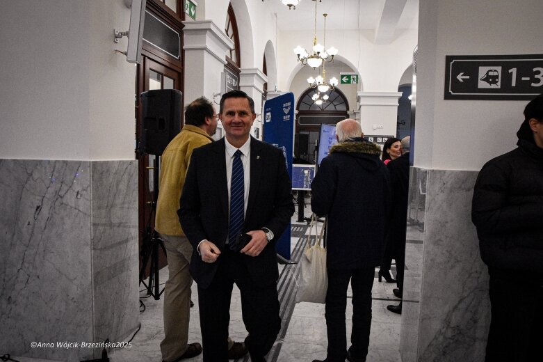  Dworzec kolejowy w Skierniewicach po modernizacji. Inwestycja za ponad 45 mln zł oddana do użytku 