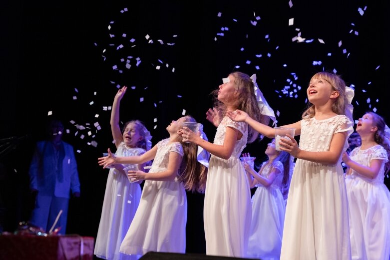 BIAŁE ŚWIĘTA na scenie CKiS w Skierniewicach