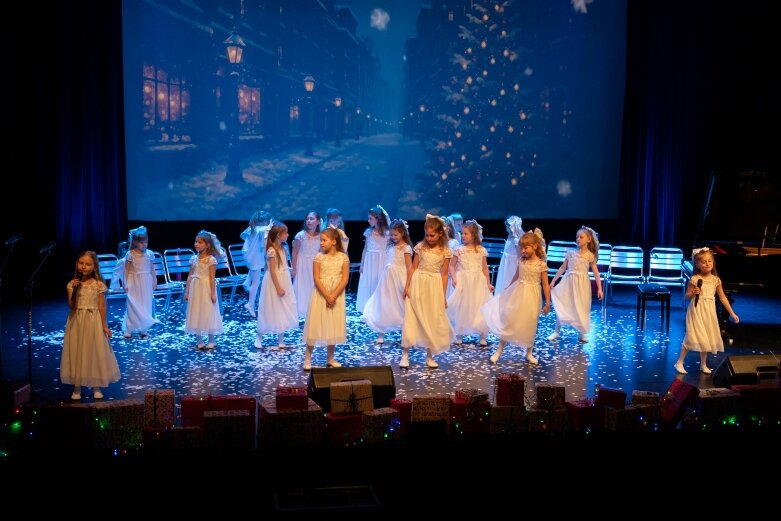  BIAŁE ŚWIĘTA na scenie CKiS w Skierniewicach 