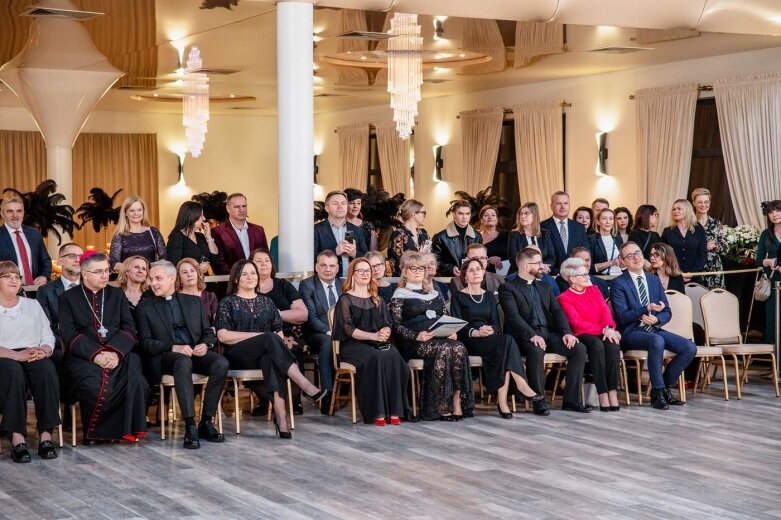  Maturzyści z Klasyka na balu studniówkowym   