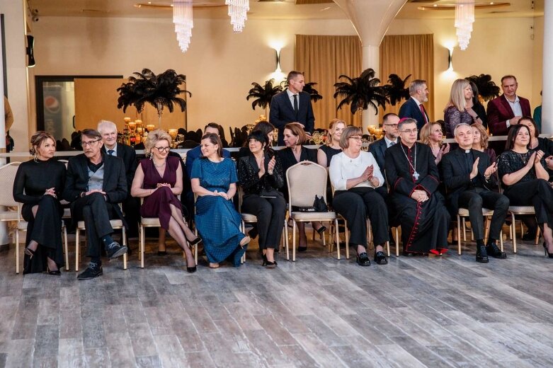  Maturzyści z Klasyka na balu studniówkowym   