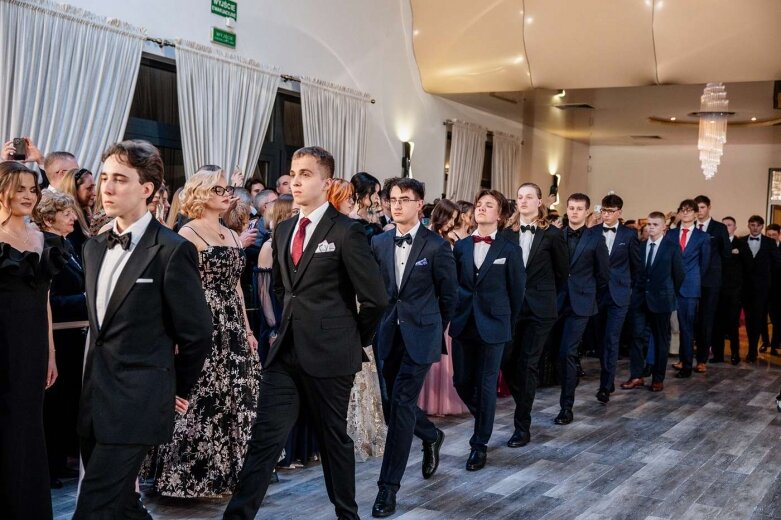  Maturzyści z Klasyka na balu studniówkowym   