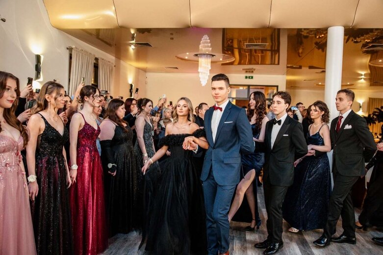  Maturzyści z Klasyka na balu studniówkowym   