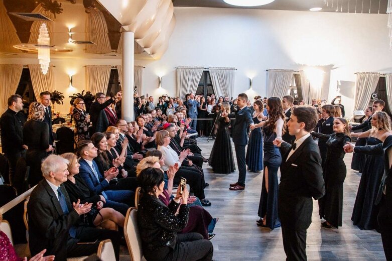  Maturzyści z Klasyka na balu studniówkowym   