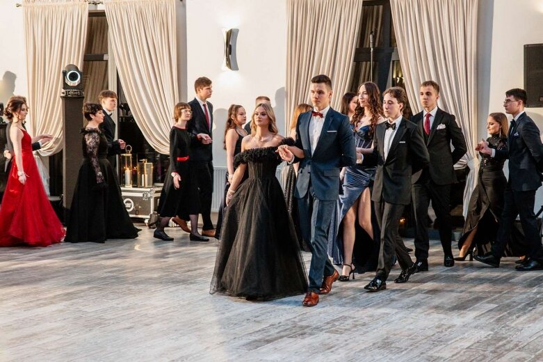  Maturzyści z Klasyka na balu studniówkowym   