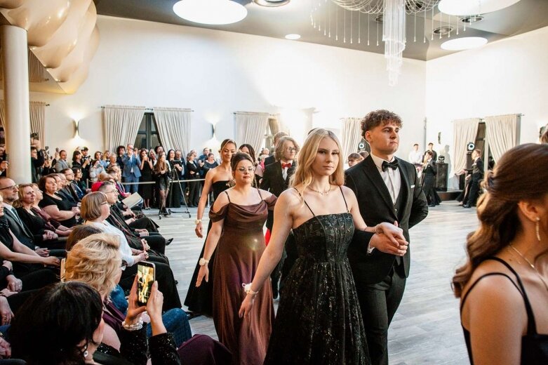  Maturzyści z Klasyka na balu studniówkowym   