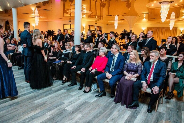  Maturzyści z Klasyka na balu studniówkowym   