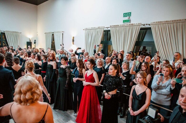  Maturzyści z Klasyka na balu studniówkowym   