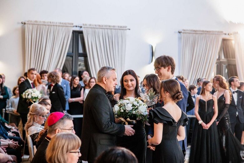  Maturzyści z Klasyka na balu studniówkowym   