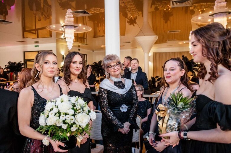  Maturzyści z Klasyka na balu studniówkowym   