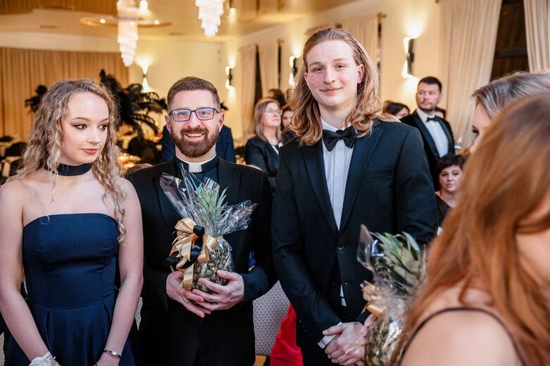  Maturzyści z Klasyka na balu studniówkowym   