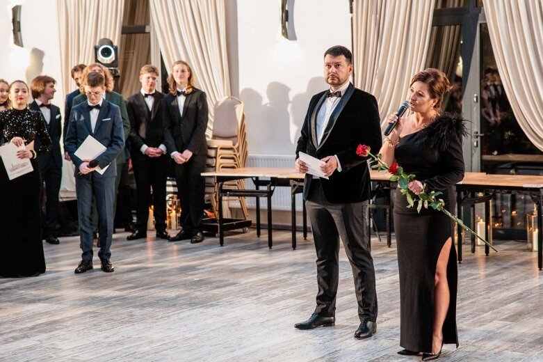  Maturzyści z Klasyka na balu studniówkowym   