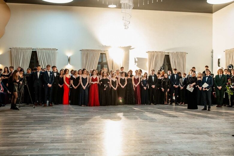  Maturzyści z Klasyka na balu studniówkowym   