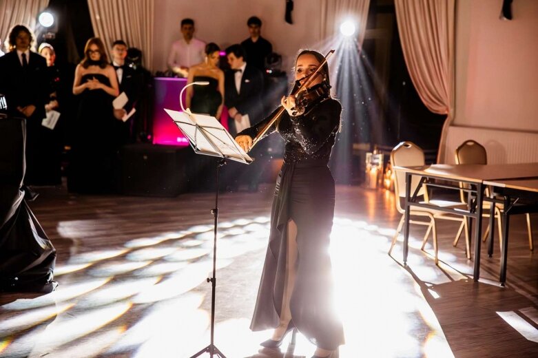  Maturzyści z Klasyka na balu studniówkowym   