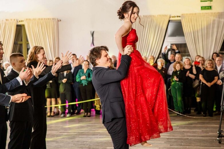 Maturzyści z Klasyka na balu studniówkowym  