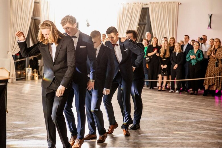  Maturzyści z Klasyka na balu studniówkowym   