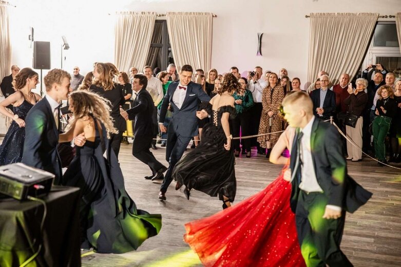  Maturzyści z Klasyka na balu studniówkowym   