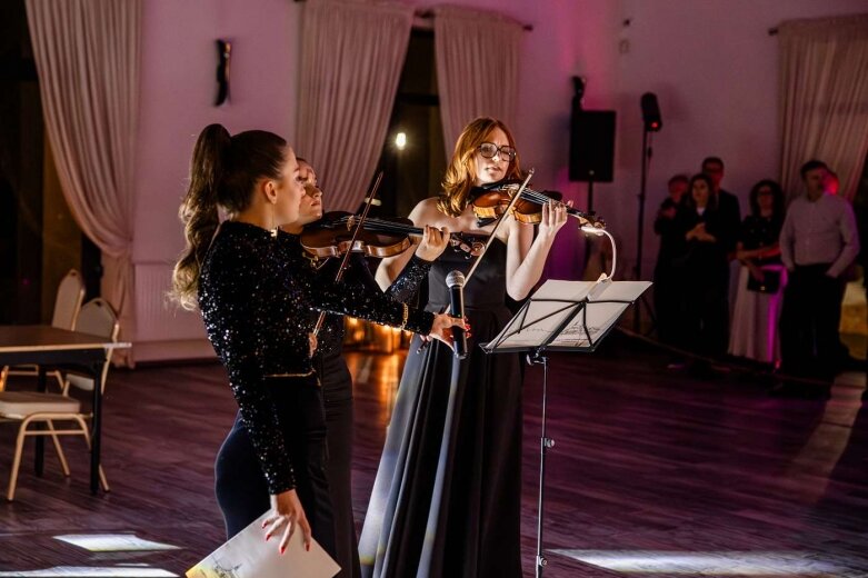  Maturzyści z Klasyka na balu studniówkowym   