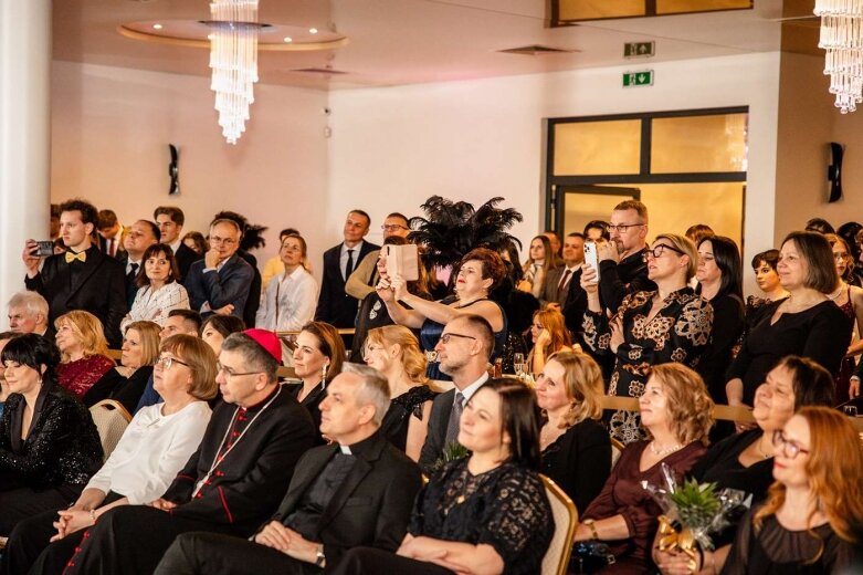  Maturzyści z Klasyka na balu studniówkowym   