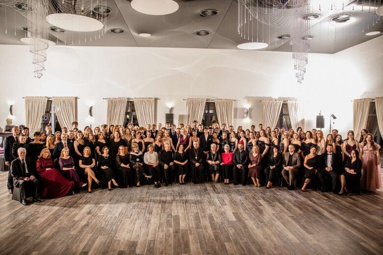  Maturzyści z Klasyka na balu studniówkowym   