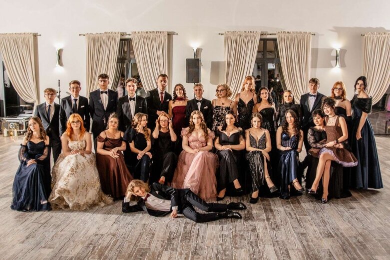  Maturzyści z Klasyka na balu studniówkowym   