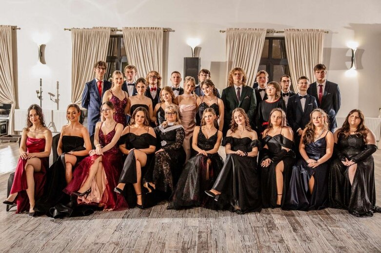  Maturzyści z Klasyka na balu studniówkowym   