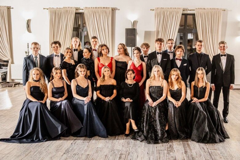  Maturzyści z Klasyka na balu studniówkowym   