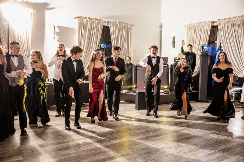  Maturzyści z Klasyka na balu studniówkowym   