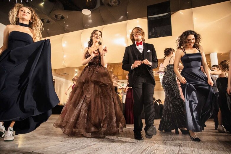  Maturzyści z Klasyka na balu studniówkowym   