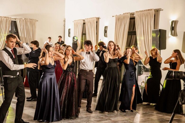  Maturzyści z Klasyka na balu studniówkowym   