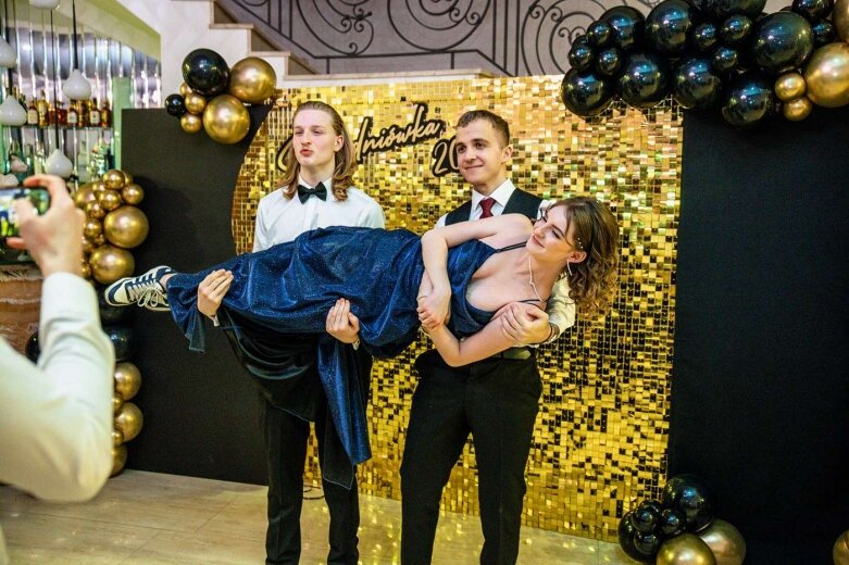  Maturzyści z Klasyka na balu studniówkowym   