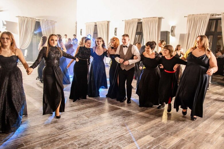  Maturzyści z Klasyka na balu studniówkowym   