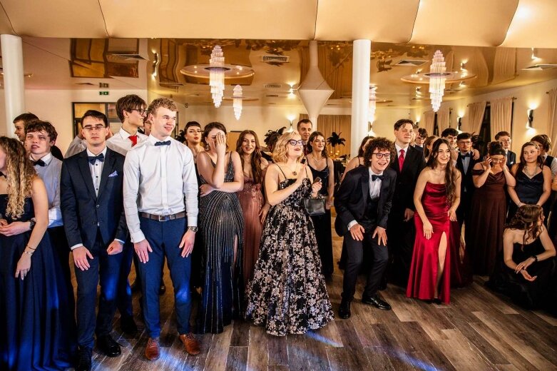  Maturzyści z Klasyka na balu studniówkowym   