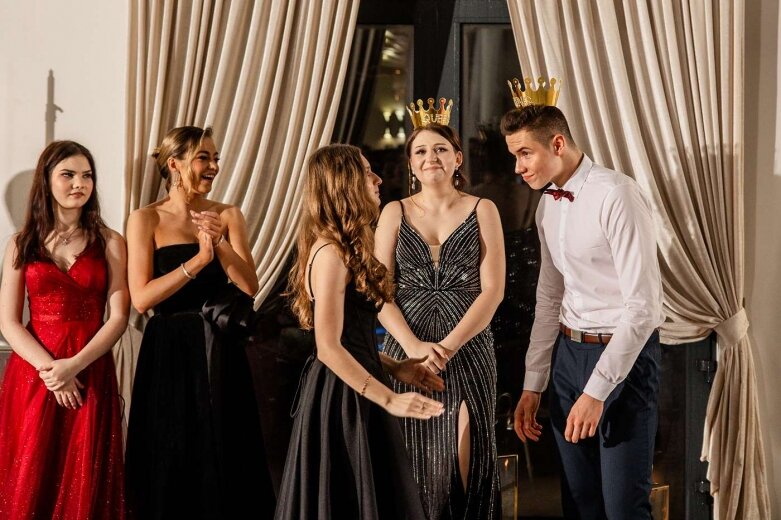  Maturzyści z Klasyka na balu studniówkowym   