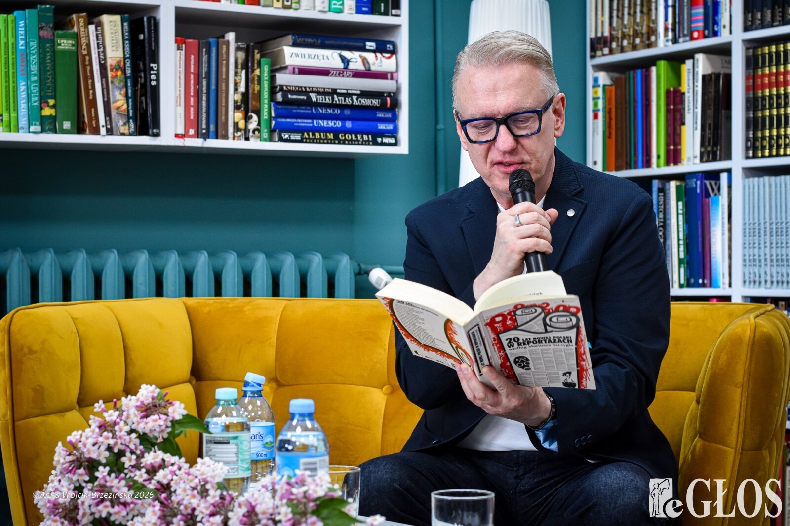  Mariusz Szczygieł podczas spotkania autorskiego w Miejskiej Bibliotece Publicznej w Skierniewicach 