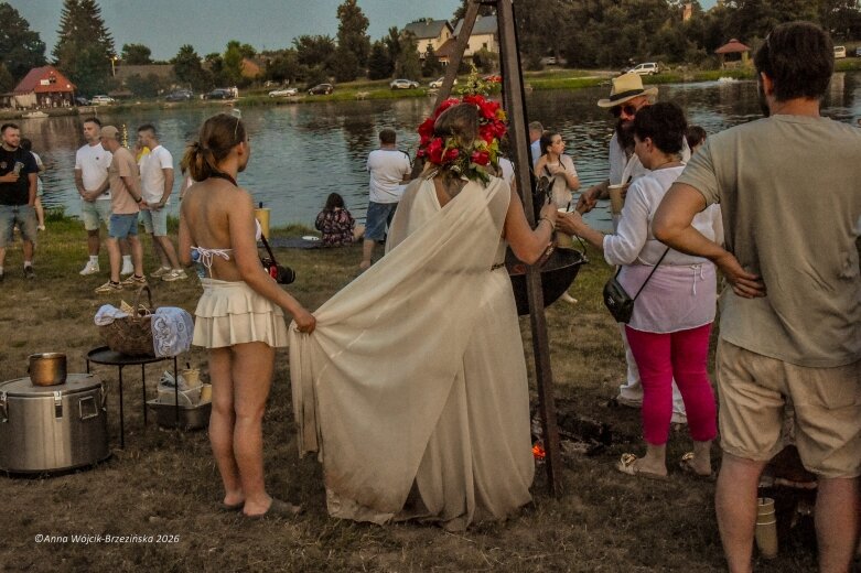  Najkrótsza noc, najdłuższe czary. Jelenie w terenie szukały kwiatu paproci 