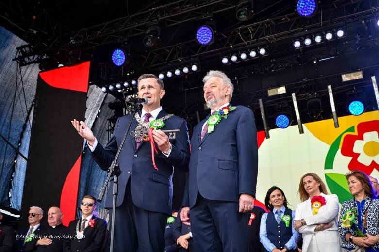  Parada, duma i klucz do pałacu. Skierniewice otworzyły Święto Kwiatów 